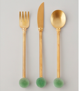 Ensemble de couverts dorés avec manches en jade vert, cuillère, fourchette et couteau élégants pour une décoration de table haut de gamme - Product Image 1