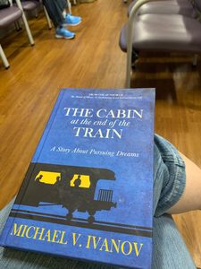 La cabane à la fin du train par Michael V Ivanov, livre broché, best-seller pour adultes - Product Image 2