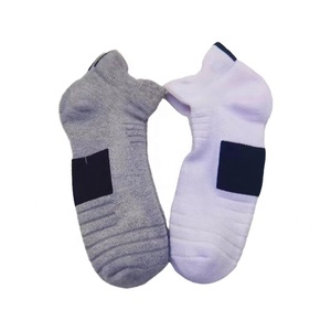 Chaussettes décontractées d'extérieur pour femmes et hommes, en coton respirant de haute qualité, antidérapantes, avec logo personnalisé sur le dessous, collection Printemps - Product Image 4