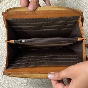 Cartera de mano de cuero genuino de vaca con diseño de cartas de juego, hecha a mano, con cierre de cremallera y correa para la muñeca, con protección RFID, para mujer, OEM ODM. - Product Image 6