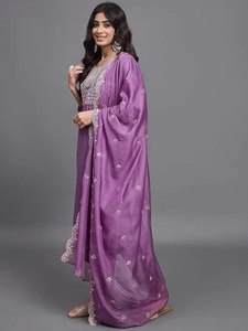 Conjunto de Kurta y Pantalón de Algodón Bordado Premium para Mujer con Dupatta de Organza |   Ropa Étnica India Completamente Cosida y Lista para Usar - Product Image 3