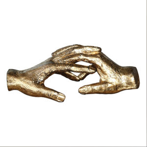Escultura Moderna de Manos Entrelazadas Hecha a Mano en Aluminio Dorado, Regalo Romántico para San Valentín, Adorno de Mesa, Consola, Centro de Mesa - Product Image 2