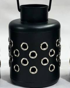 Farol de metal negro mate con patrón decorativo de anillos y asa para colgar, ideal para decoración del hogar, balcones y festividades. - Product Image 2