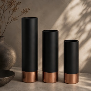 Ensemble de vases de sol modernes en métal noir mat, faits à la main, imperméables |   Vases décoratifs cylindriques pour mariage, décoration de la maison et des hôtels - Product Image 1