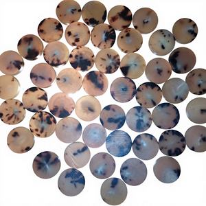 Boutons en corne de bœuf 100 % naturelle, marron, à 4 trous, dos plat, écologiques, motifs marron clair/foncé, vente en gros - Product Image 1