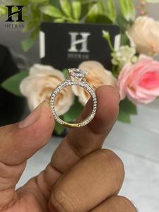 Bague de fiançailles solitaire en diamant de laboratoire taille radiant certifié IGI, vente en gros - Product Image 3