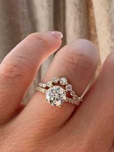 Anillo de compromiso solitario de diamante cultivado en laboratorio de 1.2 ct con banda de piedras laterales ocultas en pavé, oro macizo de 14k, corte redondo, precio de fábrica al por mayor - Product Image 4