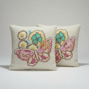 Housse de coussin carrée décorative moderne brodée à la main avec motif papillon rose et perles pour canapé - Product Image 1