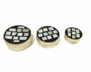 ชุดกล่องใส่ของตกแต่งลายดอกไม้สไตล์วินเทจ 3 ชิ้น ทำจากทองเหลืองขัดเงา ประดับมุก ฝังมุกแท้ วัสดุออร์แกนิกขนาดเล็ก ใช้จัดเก็บซินดูร์ ลายเรือเดินสมุทร - Product Image 1