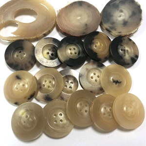 กระดุมเสื้อแบบตาข่าย 4 รู รุ่น HR-613 ยี่ห้อ ZEHRA INDUSTRIES ผลิตด้วยมือ สีธรรมชาติ เป็นมิตรกับสิ่งแวดล้อม ขายตรงจากโรงงาน รุ่น Spot Horn - Product Image 1