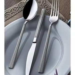Elegante Juego de Cubiertos Metálicos para Mesa, Colección de Vajilla para Restaurantes de Estilo Contemporáneo - Product Image 5