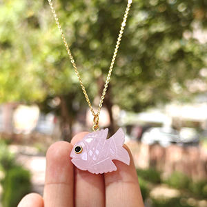 Collar con colgante de pez de calcedonia rosa natural tallado a mano, con ojo de ónix negro y circonita cúbica, chapado en oro sobre latón, amuleto náutico, joyería costera - Product Image 6