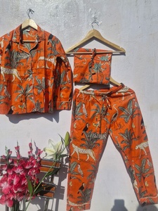 Conjunto de Pijama de Algodón con Estampado Artesanal: Ropa de Dormir con Estampado de Selva India y Bolsillo - Product Image 3