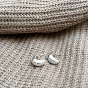 Pendientes colgantes de luna creciente, pendientes de luna de latón plateado, pendientes minimalistas de latón con diseño celestial para mujer al por mayor - Product Image 3