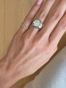 Bague de fiançailles en diamant de laboratoire East West taille coussin, 3 carats, provenance mine ancienne, bague bicolore 14 carats, certifiée IGI. - Product Image 3