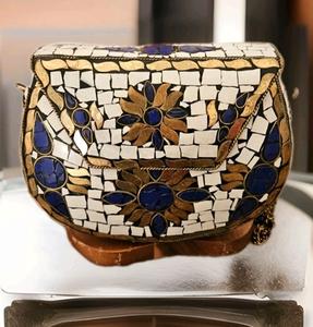 Bolso de mano metálico personalizado con mosaico de latón y decoración de perlas, suave y elegante para fiestas. - Product Image 4