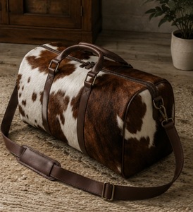 Bolsa de Viaje de Cuero Vacuno con Cierre de Cremallera, Diseño Duradero con Patrón Marrón y Blanco - Product Image 4