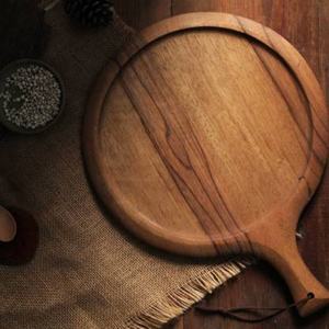 Planche à pizza en bois avec poignée, plateau de service rond pour pizza, plateau à fromage durable, passe au lave-vaisselle, couleur naturelle - Product Image 2