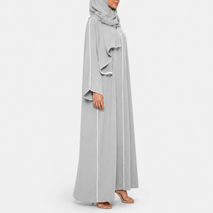 Abaya de primera calidad con borde blanco en contraste y mangas fluidas, estilo casual con frente abierto y conjunto de hiyab a juego. - Product Image 4