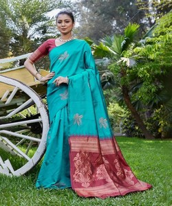 Sari de Seda Color Turquesa con Borde Rojo, Estilo Banarasi, para Bodas Tradicionales Indias, Largo hasta el Suelo, para Mujer - Product Image 1