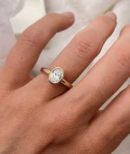 Bagues de fiançailles solitaires avec bande de 3 mm d'épaisseur, diamant ovale étincelant cultivé en laboratoire, serti clos, bijoux fins de mariage et de mariée, fabrication artisanale - Product Image 2
