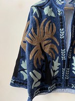 Veste courte en velours brodée Suzani faite à la main pour femmes, style ouzbek, pour les amateurs de mode artisanale et de slow fashion, vêtement d'extérieur tendance