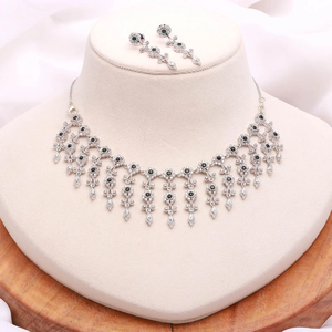 Nuevo conjunto de collar choker de diseño artesanal en latón con esmeraldas y circonitas, chapado en oro blanco de 18 quilates, conjunto de collar nupcial a precio de fábrica. - Product Image 5