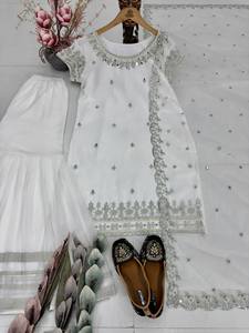 ชุดชาราร่าดีไซน์หรูสีขาว พร้อมงานปักเลื่อมหนัก ผ้าคลุมไหล่แบบตาข่าย เหมาะสำหรับงานแต่งงานและงานเลี้ยง ชุดสัลวาร์สำหรับผู้หญิง - Product Image 5