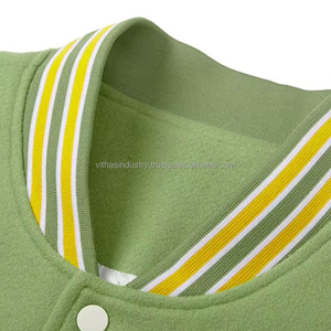 Chaqueta Letterman Verde con Bordado, Estilo Preppy Unisex, Chaqueta de Béisbol con Logo K, Mangas a Rayas, Corte Regular, Ropa de Invierno - Product Image 3