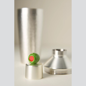Shaker à cocktails en argent martelé avec une figurine d'olive amusante au sommet, design unique qui apporte un style amusant à chaque boisson que vous préparez - Product Image 3