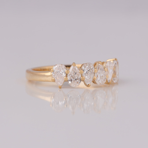 Bague de mariage demi-éternité en or massif 14 carats avec 2 diamants de laboratoire en forme de poire, bague d'anniversaire à diamants alternés - Product Image 2
