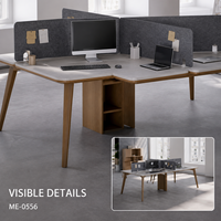 Poste de travail de bureau moderne pour 4 personnes avec dessus en imitation bois, écrans d'intimité gris foncé et rangement central