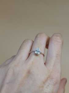 Anillo de Diamante Cultivado en Laboratorio de 1 Quilate en Oro de 14K para Mujer |   Anillo de Compromiso y Boda de Lujo |   Elegante Joyería Nupcial - Product Image 4