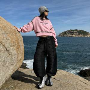 Conjunto de Moda Urbana Casual Unisex: Sudadera Blanca Bordada con Pedrería y Pantalones Anchos Negros - Product Image 3