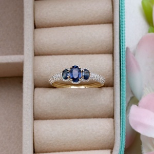 Vente en gros de bague halo à trois pierres en saphir bleu ovale naturel en or jaune 14 carats, bijoux Memoria - Product Image 4
