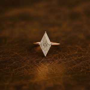 Anillo de Compromiso Clásico con Moissanita de Corte Kite de 2.0 Quilates, Plata 925, Engaste de Bisel, Anillo de Promesa Original, Joyería, Regalo para Mujer - Product Image 2