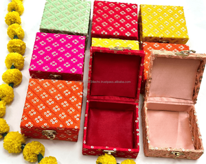 Caja de regalo tradicional hecha a mano de madera Multicolor, recuerdo de boda, recuerdo de dama de honor, organizador de joyas para mujer, cajas Shagun - Product Image 2