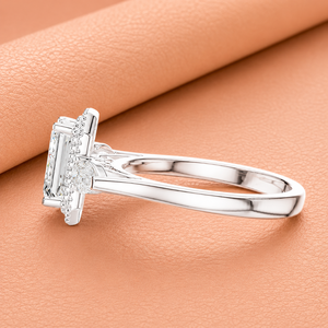 Bague de fiançailles de luxe en or blanc avec halo de moissanite taille émeraude et pierres latérales marquise pour femme - Product Image 1