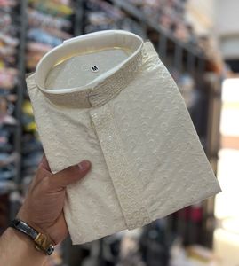 Kurta Larga de Rayón para Hombre con Lentejuelas Chikankari – Ropa Étnica Tradicional India para Bodas y Festivales - Product Image 4