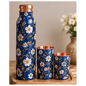 Juego de Botellas de Agua de Cobre Artesanal Indio con Tazas a Juego, Vajilla Portátil para Viajes y Uso Diario - Product Image 1