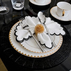 Serviette de table en coton noir premium à bords festonnés pour la décoration de table d'hôtel ou de restaurant - Product Image 3