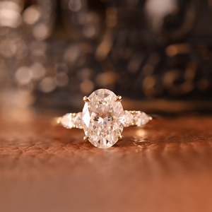 Bague de fiançailles ovale en diamant de laboratoire de 1,5 carat, bague de mariage à cinq pierres avec diamants latéraux ronds et en forme de poire, bijoux de mariée de luxe - Product Image 1