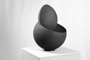 Sculpture contemporaine en grès pour extérieur, design abstrait moderne, finition sablée - Product Image 3