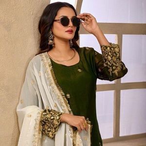 Ensemble haut et sharara en satin de qualité supérieure, brodé de paillettes et de zari, avec dupatta élégante brodée assortie, tenue de créateur pour occasions festives - Product Image 3