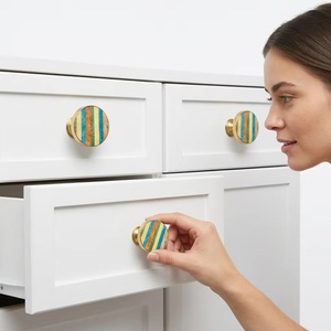 Boutons de meuble ronds en laiton avec motif rayé coloré, modernes et écologiques, pour poignées de meubles de cuisine et de salon - Product Image 3