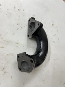 Coude d'échappement en fonte Zetor 69011416 pour machines agricoles - Product Image 1