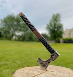Hacha Vikinga de Acero con Alto Contenido de Carbono y Mango de Madera, Cabeza Grabada, Hacha Vikinga Tipo Tomahawk para Camping, Venta Caliente - Product Image 1