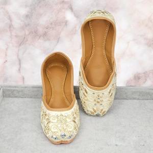 Ladies <b>Khussa</b> - 2025 Wholesale High Quality Casual Women Khusa Shoes New design Women Shoes - Product Image 3