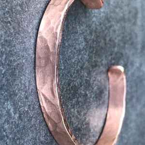 Bracelets en cuivre simples, design martelé, bracelet magnétique favorisant la circulation sanguine, bracelet de thérapie magnétique pour femmes et hommes - Product Image 6