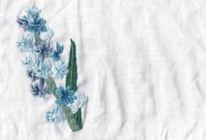 Servilleta de lino bordada con flor de lavanda, tonos suaves y relajantes, ideal para la hora del té y decoración rústica. - Product Image 3